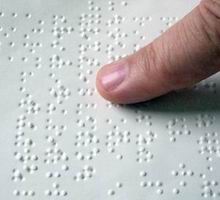 nur die erhabenen Punkte werden gelesen doppelseitige Brailleseiten mit den Finger lesen