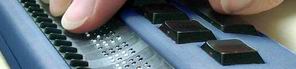 Nahaufnahme: Finger liest auf dem Braille-Display