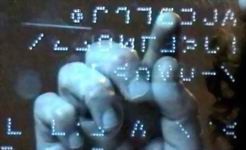 Hand ertastet Moon-Schrift aus 5 mal 5 Punkten