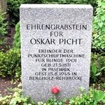Ehrengrabstein fr Oskar Picht, Erfinder der Punktschriftmaschine fr Blinde 1901